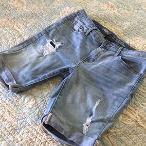 Mossimo size 6 mid-rise Bermuda shorts 💙